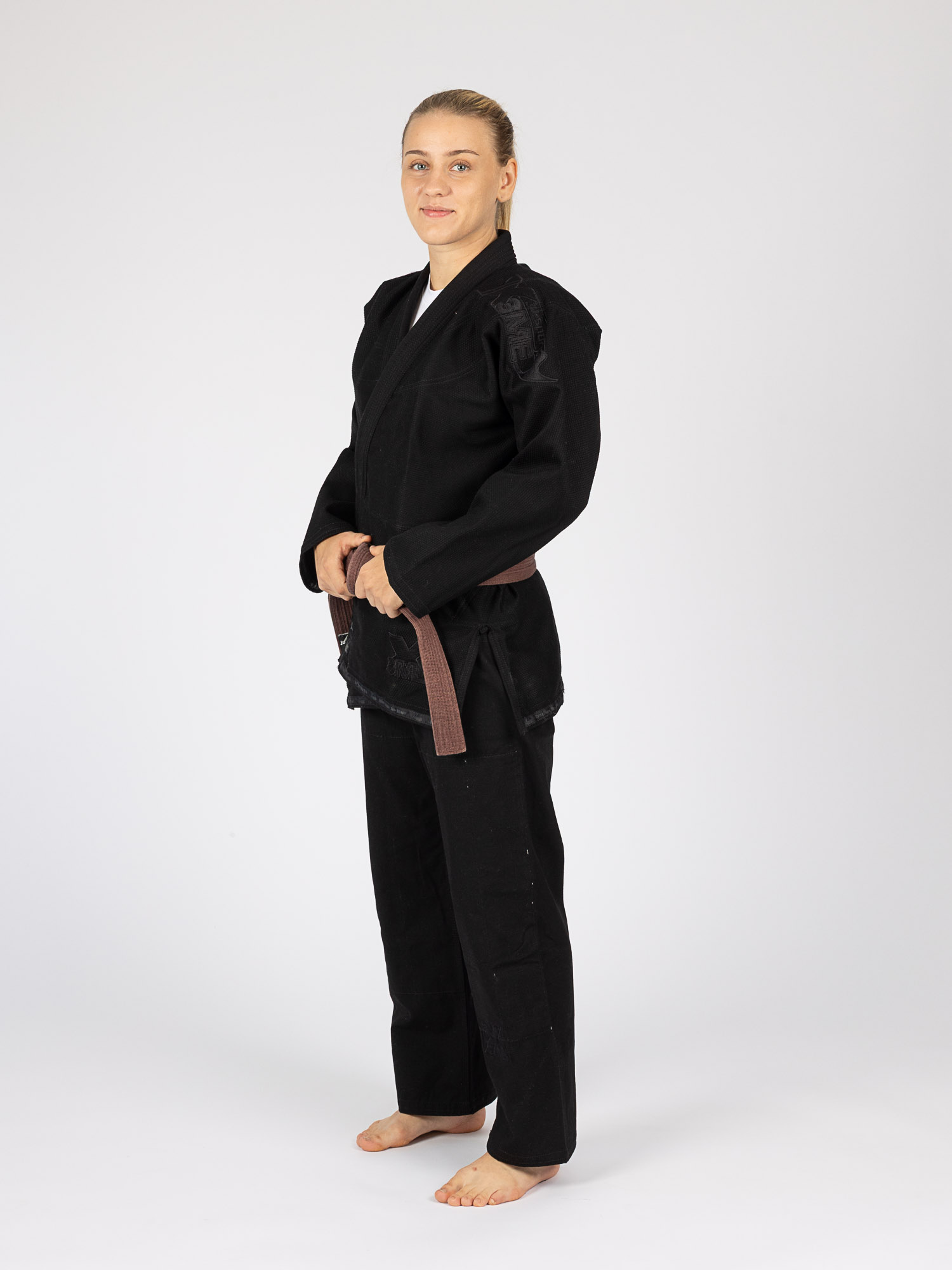 Judo-Anzug, Judo-Gi, schwarzer Gi, brauner Gürtel, langen?