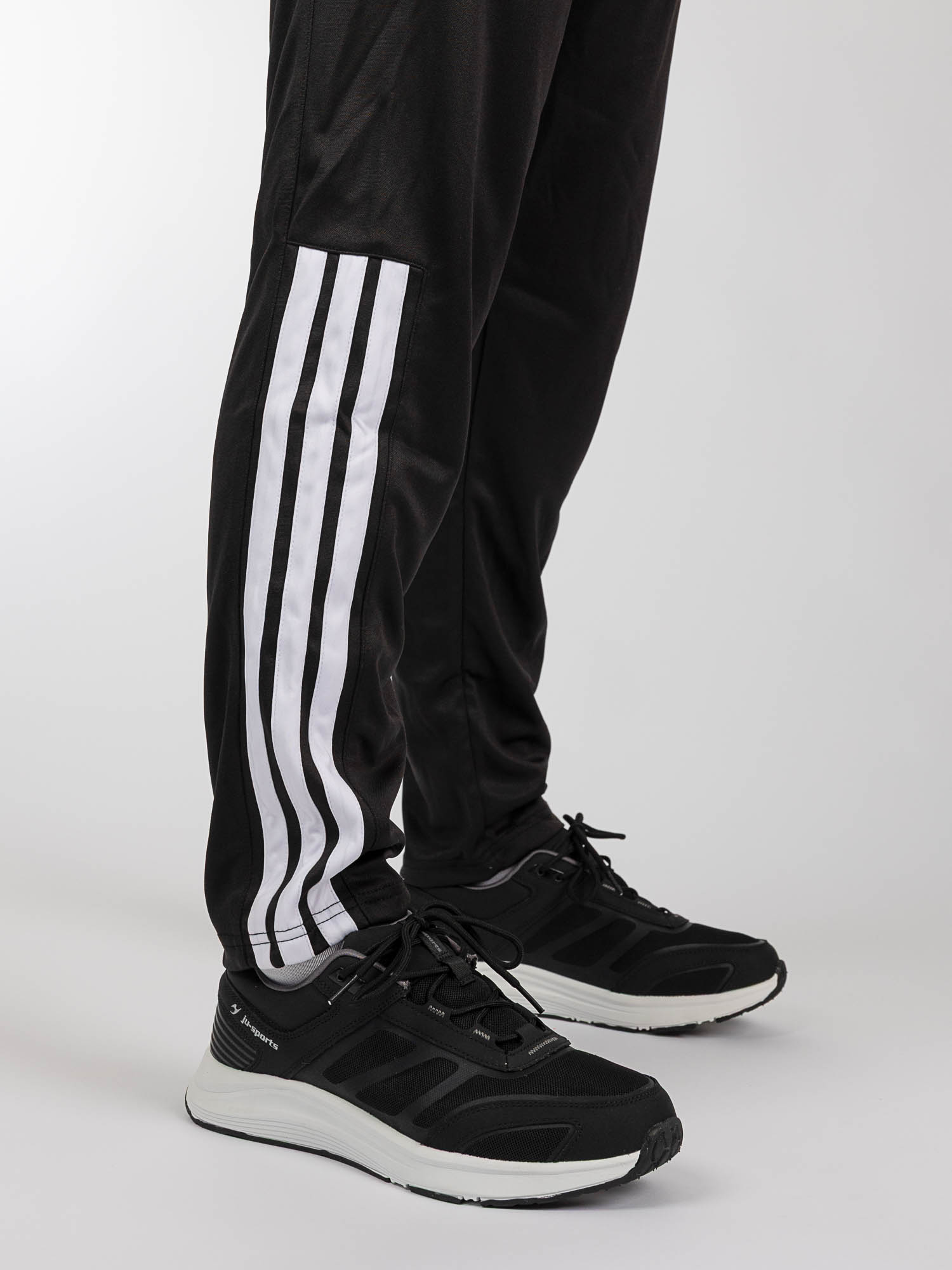 Hose, Jogginghose, Seitenstreifen, Schuhe, Sneaker