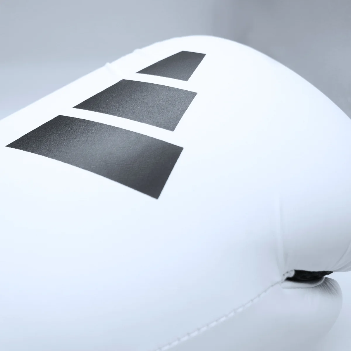 boxing glove, weiss, schwarz logo, naht, gekrümmte oberfläche