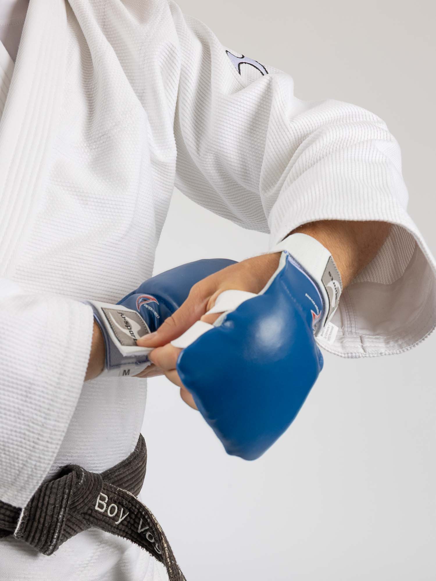 Judo-Gi, Weiß, Boxhandschuhe, Gürtel, Köperstruktur