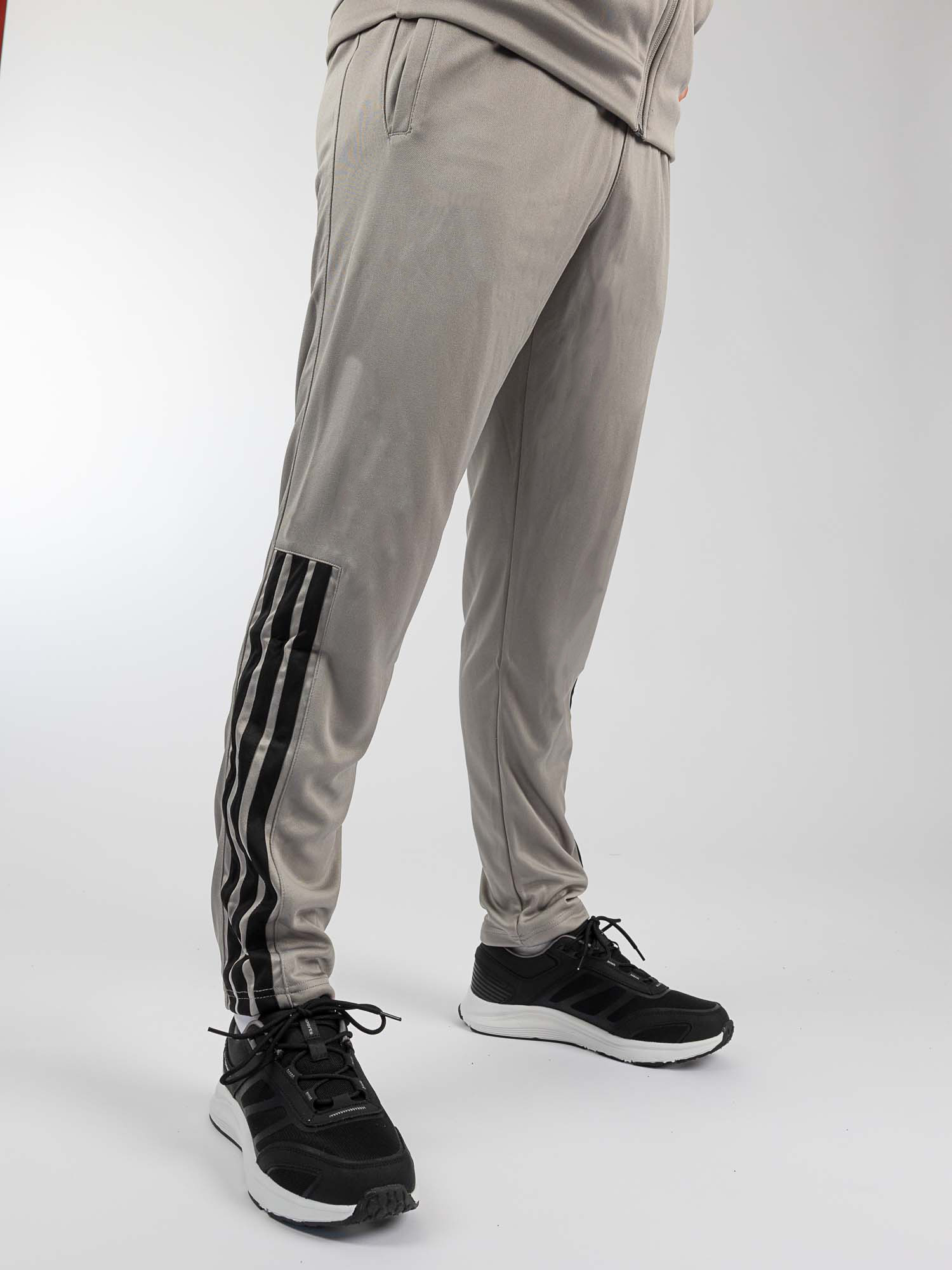 Hose, Jogginghose, Seitenstreifen, Schwarz-weiße Sneaker, Beinweite?