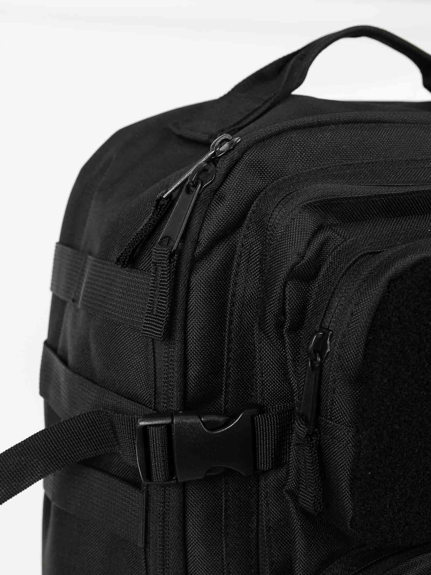 blackes Rucksack, Schultergurt, Schnalle, Reißverschluss, gepaddete Tasche